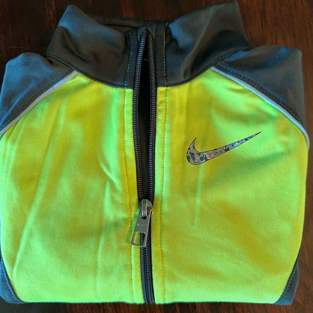 Kids Nike Jacket Size 4 Lightweight with pockets